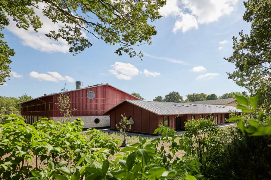 Dänemarks erster CO₂-neutraler Kindergarten, mit Stahlprofilen verkleidet, Børnehuset Grønnegården, Transformervej 3, 2860 Søborg